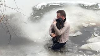 Hombre arriesgó su vida al lanzarse a un lago congelado para salvar a un perro que no era suyo