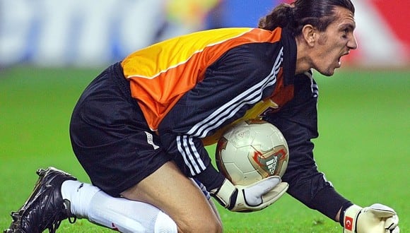 Rustu integró el club catalán entre 2003 y 2004, luego de brillar en Corea-Japón. (Foto: AFP)