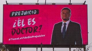 Letreros gigantes sobre igualdad de género, racismo y discapacidad invaden Lima