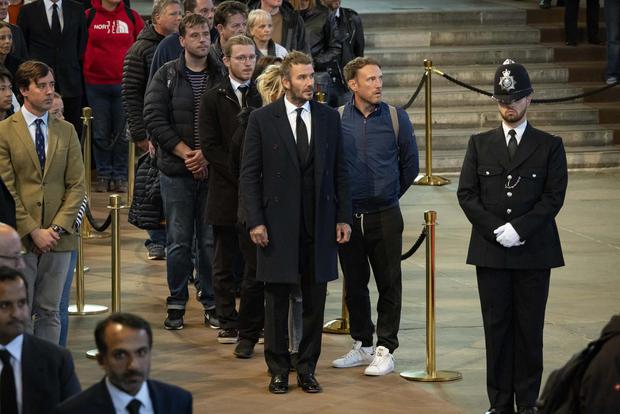 Beckham queues for kilometers to bid farewell to Queen Elizabeth II.