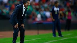 Palabra cumplida: entrenador de México se rapó tras 'perder' apuesta con 'Chicharito'