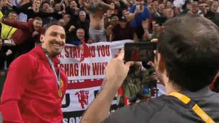 La picante proposición de un hincha a Ibrahimovic para que se quede en Manchester United