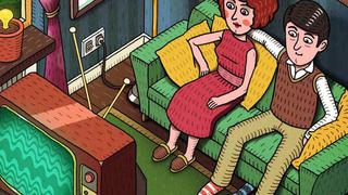 Identifica los errores en la imagen de una pareja viendo la TV en casa 