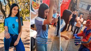 Video viral: Joven youtuber uruguaya baila al ritmo de “La anaconda” con hinchas peruanos
