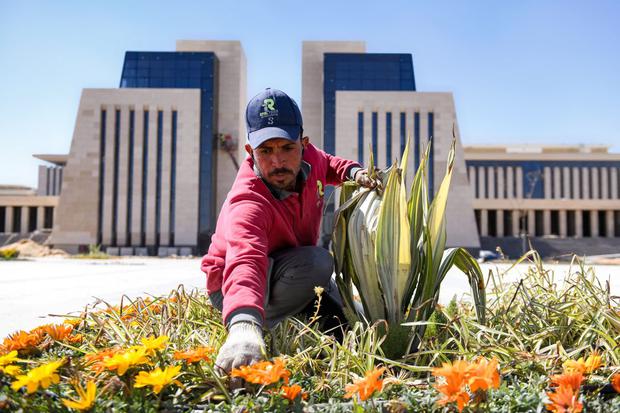 El oficio de jardinero está entre los más requeridos para extranjeros en Estados Unidos (Foto: Ahmed Hasan / AFP)