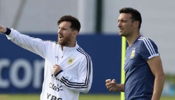 El entrenador Scaloni junto a Lionel Messi. (Foto: AFP)