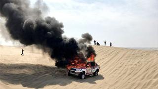 Fuego en el Dakar: auto se incendió en pleno desierto rumbo a Marcona debido a problemas mecánicos [VIDEO]
