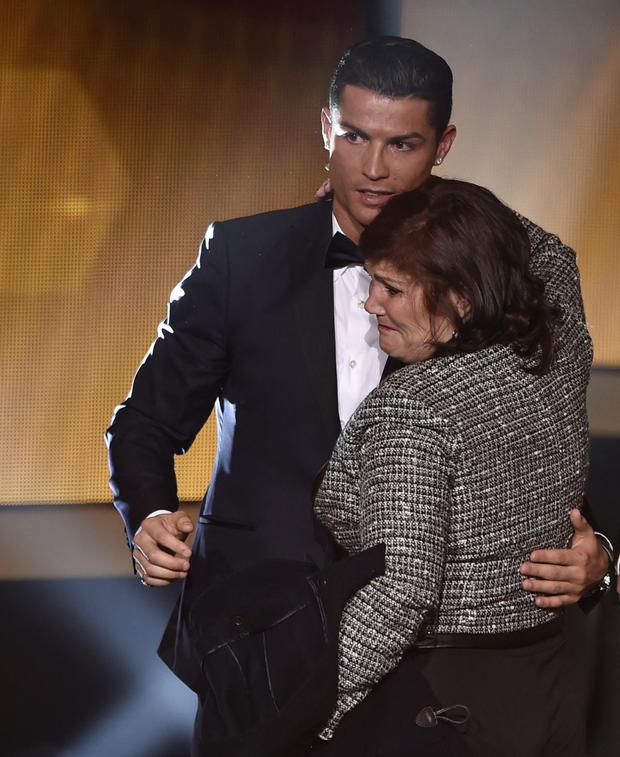 Cristiano Ronaldo abraza a su madre Dolores Aveiro después de recibir la ceremonia de entrega del premio Balón de Oro de la FIFA 2014 en el Kongresshaus de Zúrich el 12 de enero de 2015 (Foto: Fabrice Coffrini / AFP)