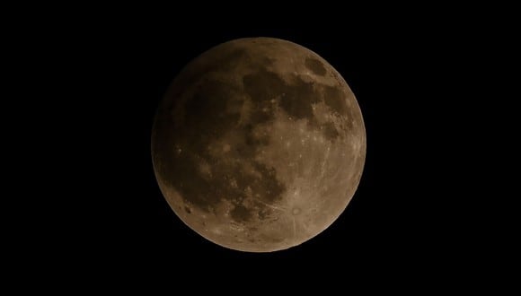 Conoce los horarios de inicio y punto máximo del eclipse lunar penumbral desde México. Sigue además la transmisión de NASA TV.  (Foto: CHAIDEER MAHYUDDIN / AFP)