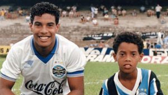 "Roberto de Assis es nueve años mayor que Ronaldinho. También fue futbolista, pero se dio cuenta de que el negocio estaba en las piernas de su hermanito". (Archivo)