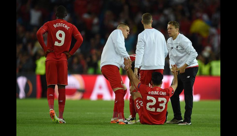 Un desconsolado Emre Can es ayudado a ponerse de pie por sus compañeros de Liverpool. (AP / Reuters / Getty Images)