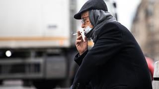 Una razón más para dejar de fumar: revelan que el humo del cigarrillo puede transportar el coronavirus