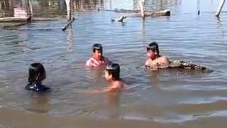 Niños juegan en lago con un feroz cocodrilo y la escena dio la vuelta al mundo