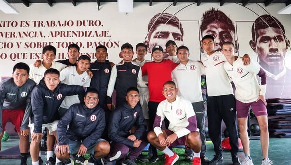 Edison Flores compartió momentos con los canteranos del club crema. Foto: @Universitario.