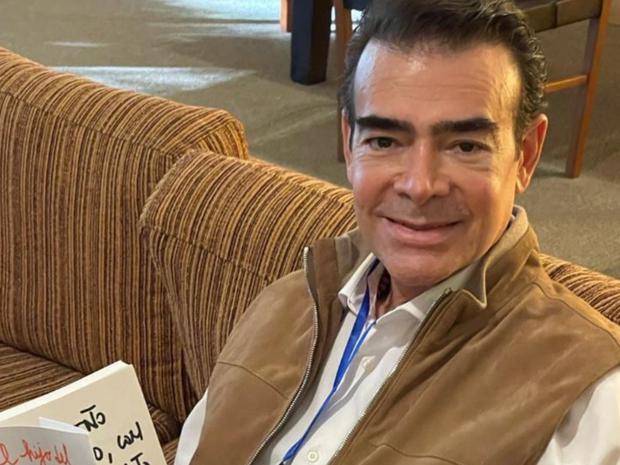 El actor leyendo el libro de memorias de Miguel Bosé, en una instantánea para las redes sociales (Foto: Toño Mauri / Instagram)