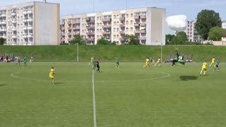 El árbitro le mostró la tarjeta amarilla: paracaidista cae en pleno partido de fútbol en Polonia [VIDEO]