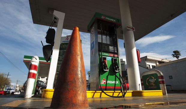 Muchos ciudadanos buscan lugares donde tengan gasolina a bajo precio (Foto: AFP)