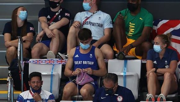 Campeón olímpico en clavados fue captado tejiendo un suéter durante la final de Trampolín de 3 metros. (Tokio 2020)