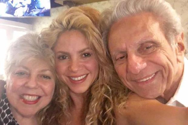 La cantante colombiana flanqueada por sus dos padres (Foto: Shakira/Instagram)