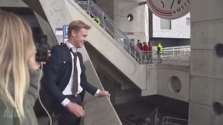 ¡Intenta no emocionarte! Hinchas del Ajax despidieron a De Jong como una leyenda en Ámsterdam[VIDEO]