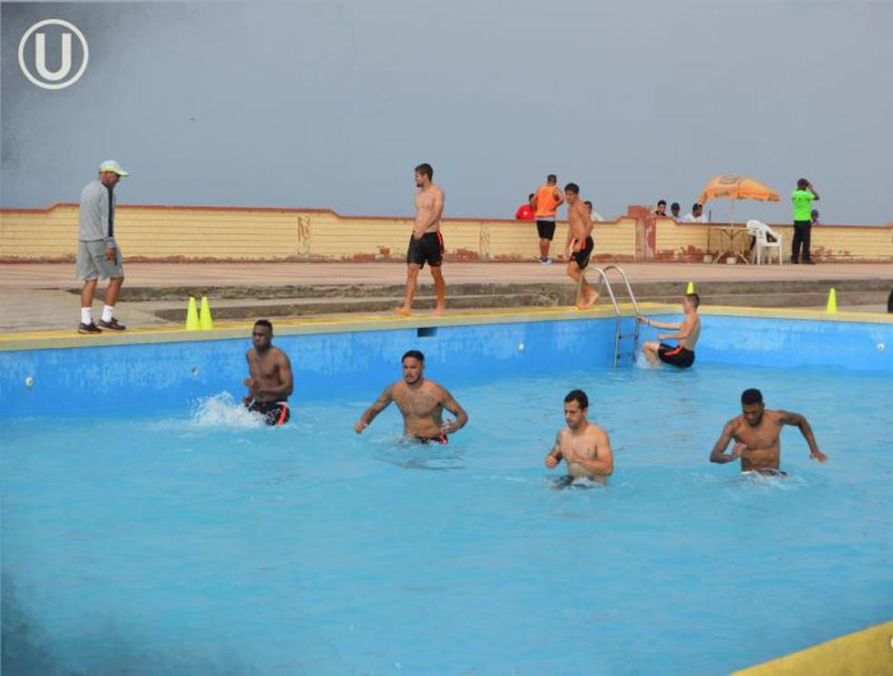 Universitario de Deportes: el piscinazo de los futbolistas en Campo Mar.