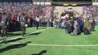 ¡Qué nunca más toque un balón! el terrible pelotazo de Evo Morales a dos militares en Bolivia