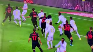 Casi se acaba la flor de Zidane: así fue la falta que anuló el gol de Luuk de Jong en el Sevilla-Real Madrid [VIDEO]