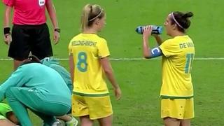 Río 2016: jugadora australiana de fútbol tuvo blooper con un tomatodo