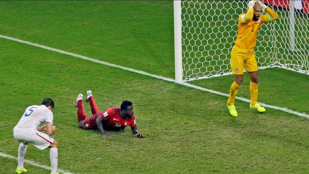 Varela marca el 2-2 a los 94'. Cameron y Howard, al borde del llanto: estuvieron a segundos de asegurar la clasificación. (Foto: AP)