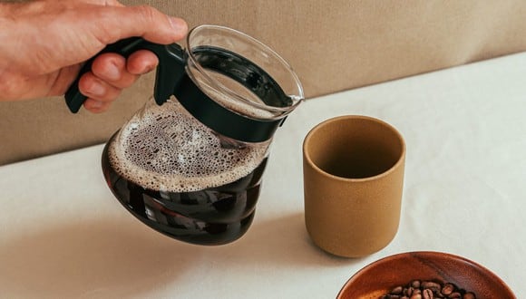 Limpiar la cafetera eléctrica con estos trucos caseros permitirá que quede impecable por dentro y tu café no cambie de sabor. (Foto: Pexels)