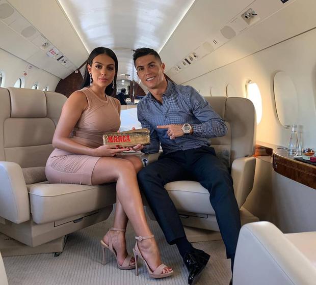 Cristiano Ronaldo junto a su pareja Georgina Rodríguez en su avión privado (Foto: Cristiano Ronaldo/Instagram)