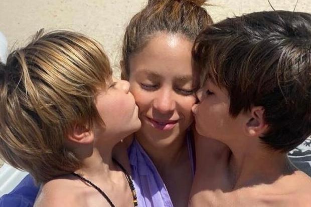 Shakira junto a sus hijos Milan y Sasha (Foto: Shakira / Instagram)