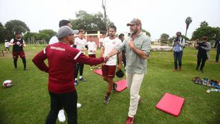 ¡Todo un lujo! Werner Schuler la hizo de traductor en la visita de Éric Cantona aUniversitario [VIDEO]