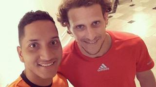 ¿Por qué Diego Forlán se tomó selfie con un jugador de Juan Aurich?