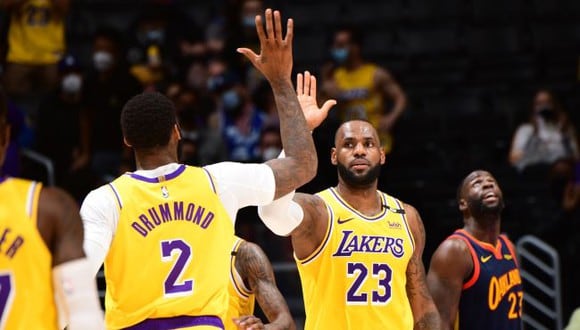 Los Lakers de LeBron vencieron a los Warriors de Stephen Curry y pasaron a los playoffs del Oeste. (NBA)