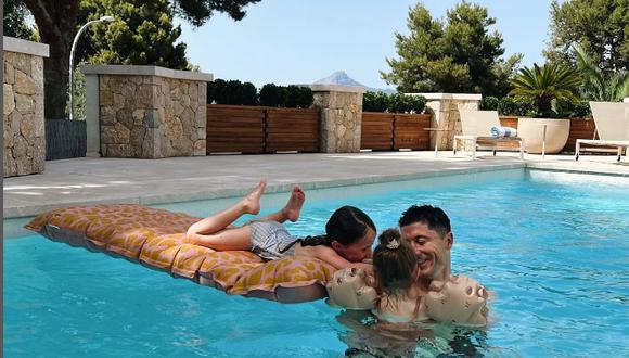 ¿Vacaciones cerca del nuevo club? Robert Lewandowski se relaja con su familia en España. (Instagram)