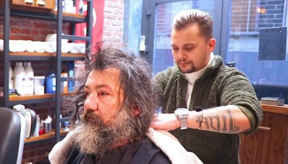 El gesto que un barbero tuvo con un indigente fue publicado en redes sociales y se volvió viral. (Foto: LADbible / Facebook)