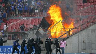 Y nadie detuvo el juego: hinchas prendieron fuego en tribuna durante el U. de Chile vs. Internacional [FOTOS y VIDEO]