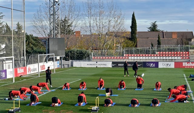 Los jugadores del Atlético se someterán este miércoles a test de descarte de COVID-19. Antes las instalaciones del complejo Cerro del Espino serán desinfectadas. (Foto: AFP)