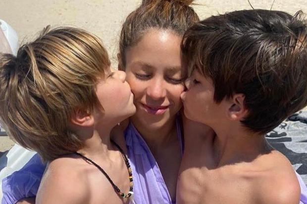Shakira junto a sus hijos Milan y Sasha (Foto: Shakira / Instagram)
