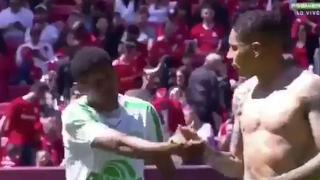 Lo que no viste del insólito intercambio de camisetas entre Guerrero y un excompañero del Flamengo [VIDEO]