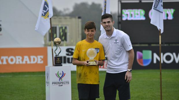 Diego Kochen recibiendo de Christian Mate Pulisic el premio al 'Guante de Oro' de la Prospects Cup 2017. (Foto: Difusión)
