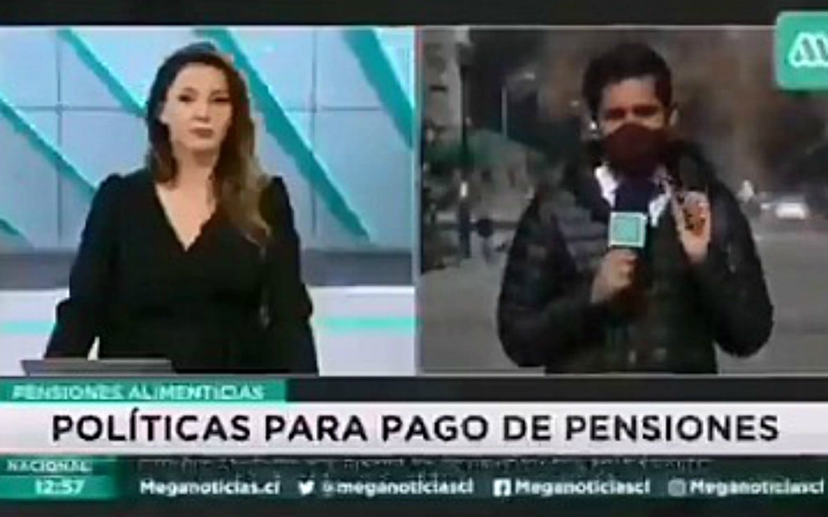 FOTO 1 DE 3 | La escena fue captada durante un despacho en directo del principal noticiero del canal chileno Mega.  | Foto: @Televisivamente / Twitter (Desliza a la izquierda para ver más fotos)