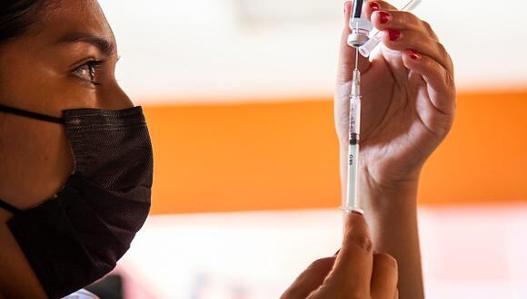 Vacuna COVID-19: pasos para registrarte en Internet y requisitos para ser inoculado tienes entre 30 y 39 años (Foto: Getty Images)