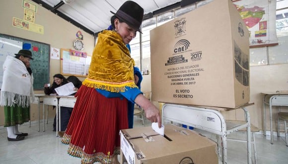 Apenas termina la hora de votos, los miembros de las JRV deben comenzar con el conteo de los votos uno por uno (Foto: Luis MARINO / AFP)