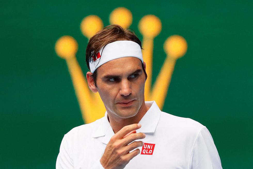 De niño, Roger Federer practicó varios deportes llegando a jugar fútbol en las categorías inferiores del FC Basel. A los 12 años, decidió dedicarse por exclusivo al tenis. En su etapa juvenil, ganó cinco torneos ITF Junior y terminó el año 1998 como el numero 1 en su categoría. (Foto AFP)