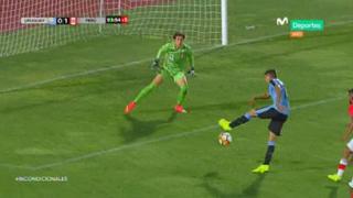 Casi se escapa la victoria: el blooper de Jonathan Bilbao que por poco acaba en gol de Uruguay [VIDEO]