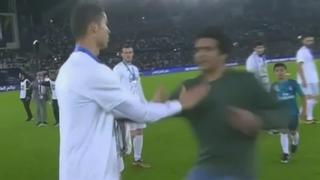 A poco de concretar su sueño: hincha invadió el campo para abrazar a Cristiano Ronaldo [VIDEO]