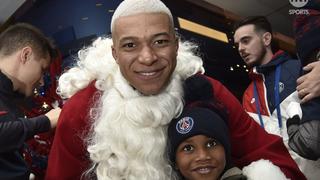 Se pasó de crack: Kylian Mbappé se disfrazó de Papá Noel y sorprendió a niños de la fundación del PSG