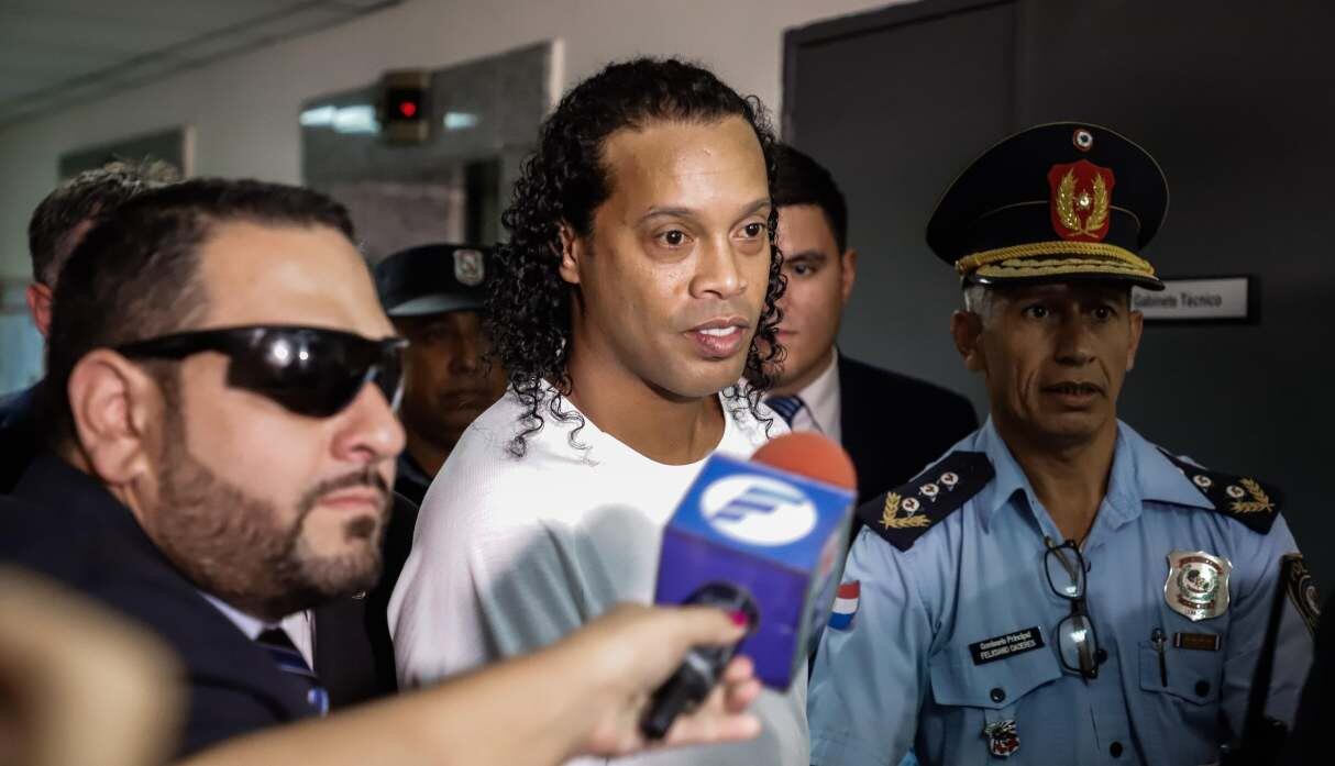 Las críticas a Ronaldinho llegaron desde Brasil y de dos ex mundialistas con la 'Canarinha'. (Foto: EFE)